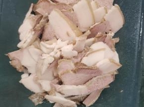 煮熟的肉切成薄片备用！