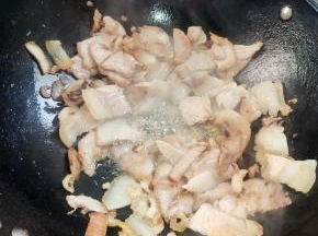 锅烧热，放入猪肉煸炒至变色，微焦！把多余的油倒出来！