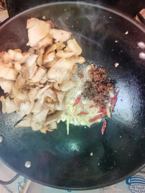 放入蒜瓣，生姜，干辣椒，豆豉爆香！