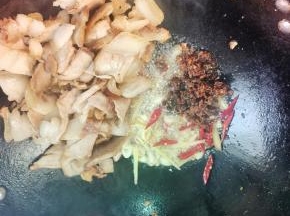 放入蒜瓣，生姜，干辣椒，豆豉爆香！