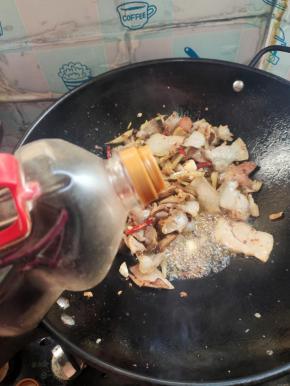 放入一勺红烧酱油翻炒均匀！