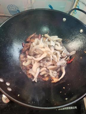 放入平菇翻炒片刻！
