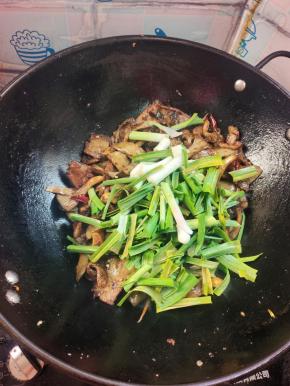 放入蒜苗翻炒均匀！