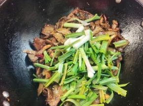 放入蒜苗翻炒均匀！