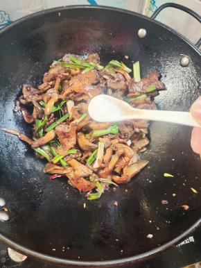 放入一勺盐调味！