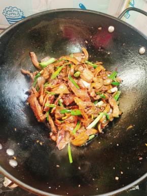 起锅前放入适量的味精，翻炒均匀即可！