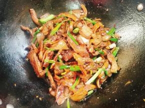 起锅前放入适量的味精，翻炒均匀即可！
