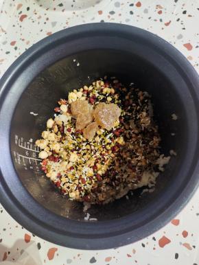 倒入电压力锅中，放入四块黄冰糖！