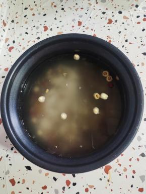 加入适量的水！(水加到电压力锅内胆的最高刻度线！)