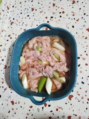 杀猪的时候，猪小肠已经请杀猪匠帮忙清洗干净了！回来我又用面粉把猪小肠揉搓抓匀，清洗干净，放入料酒，白醋，生姜揉搓，浸泡半个小时，彻底清楚异味儿！