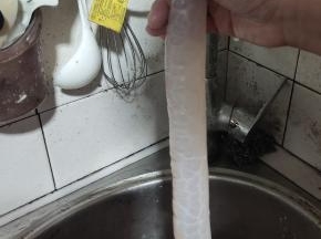 把猪小肠套在水龙头上，反复冲洗干净！