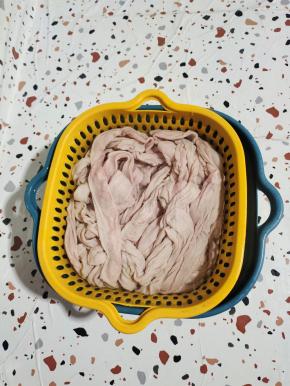 接一盆干净的水，把清洗干净的猪小肠放在水里浸泡着！