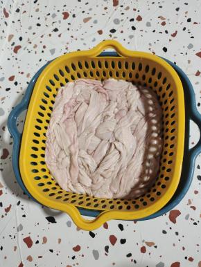 要用的时候提前捞出，挤干水分备用！(嫌麻烦的可以直接买猪肠衣！)