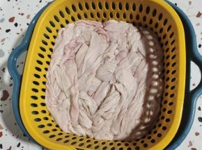 要用的时候提前捞出，挤干水分备用！(嫌麻烦的可以直接买猪肠衣！)