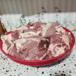 猪肉选择前腿肉或者后腿肉都可以！瘦肉和肥肉的比例是8:2！(比如10斤猪肉8斤瘦肉，2斤肥肉的比例是最佳口感！)清洗干净，晾干水分备用！(可以提前一晚上清洗肉肉，第二天下午开始切肉，性子急的可以用厨房纸巾把肉上面的水分擦干！)