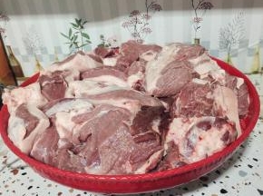 猪肉选择前腿肉或者后腿肉都可以！瘦肉和肥肉的比例是8:2！(比如10斤猪肉8斤瘦肉，2斤肥肉的比例是最佳口感！)清洗干净，晾干水分备用！(可以提前一晚上清洗肉肉，第二天下午开始切肉，性子急的可以用厨房纸巾把肉上面的水分擦干！)