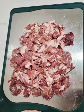 把肉切成细条，小丁或者薄片都可以！随你喜欢！