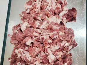 把肉切成细条，小丁或者薄片都可以！随你喜欢！