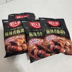 准备四包好人家麻辣香肠调料！(一包调料可以做6斤肉！喜欢味道淡一点的可以做7斤肉！)
