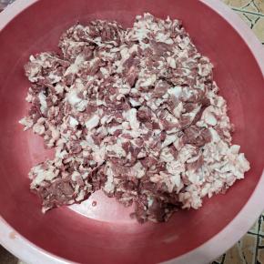 把切好的肉倒在盆子里！