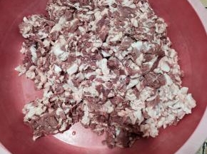 把切好的肉倒在盆子里！