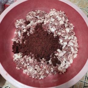 放入买的好人家麻辣香肠调料4包！