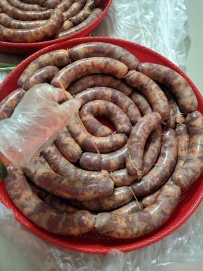 用牙签扎几个孔排气，也让香肠更紧实，晾干的更快！