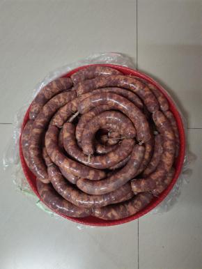 灌好的香肠，放在那里静置1个小时！(也可以省略这一步，直接挂起来！)