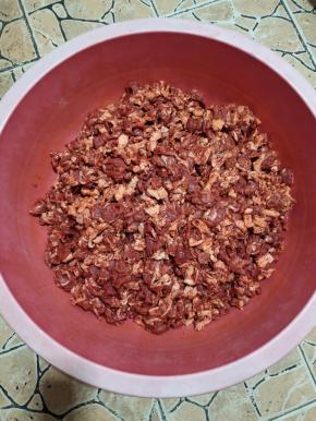 戴上一次性手套，充分抓拌均匀，让每个
肉片都均匀的裹满香肠调料!再继续抓拌
至肉片有粘性的状态就可以了!(这个过
程我抓拌了十几分钟!)封保鲜膜腌制2
个小时!