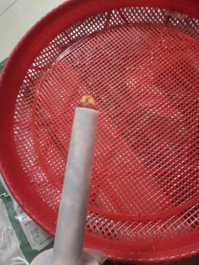 把腌制好的肉装进灌肠器中!(不要装
的太多，8分满就可以了!要不然不好盖
盖!)轻轻转动灌肠器，把肉挤出来一点儿!
(这样套猪肠衣的时候，就不会把肠衣刮
破!)