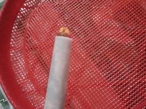 把腌制好的肉装进灌肠器中!(不要装
的太多，8分满就可以了!要不然不好盖
盖!)轻轻转动灌肠器，把肉挤出来一点儿!
(这样套猪肠衣的时候，就不会把肠衣刮
破!)