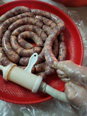 边灌香肠边用手把肉肉挤压紧实！