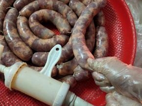 边灌香肠边用手把肉肉挤压紧实！
