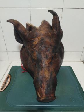 猪头用电烙铁烙干净！特别是耳朵和鼻子，眼睛里面都要烙干净！