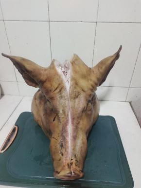 再在猪头两边都划开，要不然卤的时候，肉太厚，不容易熟！(本来想对半剁开，剁了半天也没剁动，只好去借了一个大钢筋锅，卤整个的！)