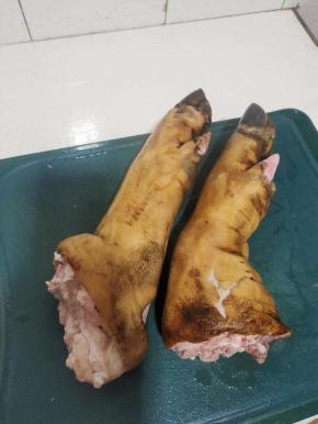顺便把烙好的猪蹄也清洗干净了，一会儿和猪头一起卤！