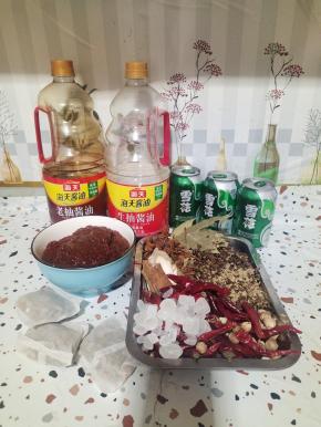 准备卤猪头需要的配料:
干辣椒1大把，花椒1大把，啤酒3罐，老抽1大碗，生抽2大碗，郫县豆瓣酱1大碗，冰糖1大把，白芷6片，白寇10个，小茴香籽1大把，生姜2大块切片，香叶10片，桂皮6个，八角1小把，卤料包3个！