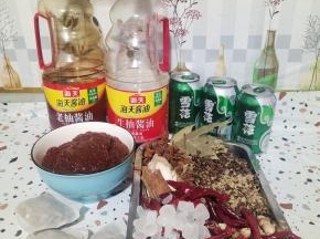 准备卤猪头需要的配料:
干辣椒1大把，花椒1大把，啤酒3罐，老抽1大碗，生抽2大碗，郫县豆瓣酱1大碗，冰糖1大把，白芷6片，白寇10个，小茴香籽1大把，生姜2大块切片，香叶10片，桂皮6个，八角1小把，卤料包3个！
