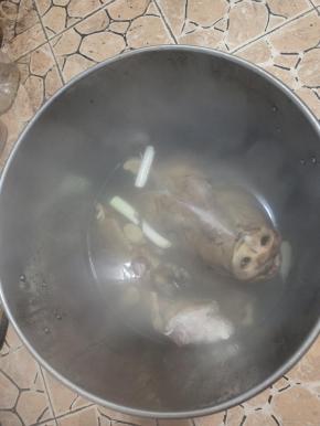 猪头冷水下锅，放入生姜，葱段，料酒，水开后焯水10分钟！