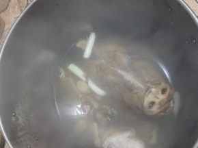 猪头冷水下锅，放入生姜，葱段，料酒，水开后焯水10分钟！