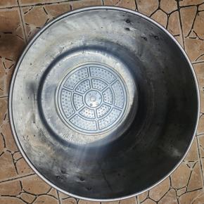 把大钢筋锅底部放一个蒸蓖，以免卤猪头的时候，底部黏在锅底，糊了！