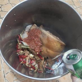 把准备卤猪头的配料:
干辣椒1大把，花椒1大把，啤酒3罐，老抽1大碗，生抽2大碗，郫县豆瓣酱1大碗，冰糖1大把，白芷6片，白寇10个，小茴香籽1大把，生姜2大块切片，香叶10片，桂皮6个，八角1小把，卤料包3个！全部放进去！