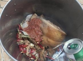 把准备卤猪头的配料:
干辣椒1大把，花椒1大把，啤酒3罐，老抽1大碗，生抽2大碗，郫县豆瓣酱1大碗，冰糖1大把，白芷6片，白寇10个，小茴香籽1大把，生姜2大块切片，香叶10片，桂皮6个，八角1小把，卤料包3个！全部放进去！