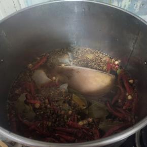 加入适量的开水！(水要完全淹没住猪头！)