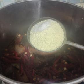 再放入适量的鸡精和味精！