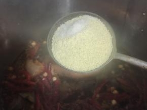 再放入适量的鸡精和味精！