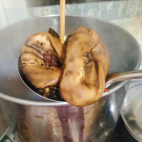 边卤边观察，猪耳朵卤好了，可以用筷子扎一下看，能扎透就好了，提前捞出来！