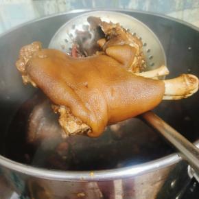 猪蹄也是卤好了提前捞出来！