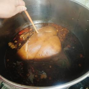 猪头卤到可以用筷子轻松扎透就说明卤好了！(喜欢吃软烂一点的可以再适当多卤一会儿！)