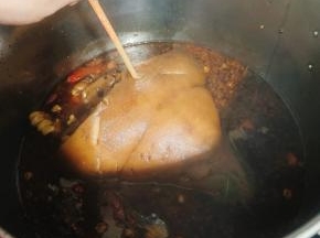 猪头卤到可以用筷子轻松扎透就说明卤好了！(喜欢吃软烂一点的可以再适当多卤一会儿！)